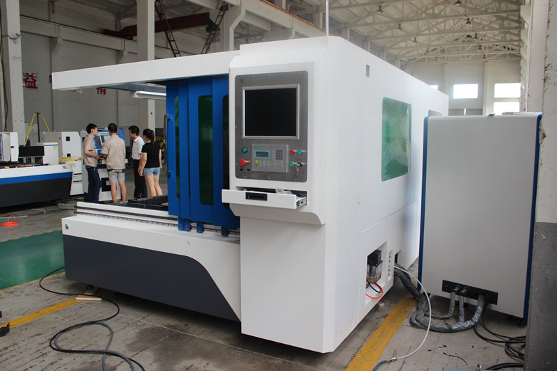 IPG 700w lokšņu metāla lāzera griešanas mašīna Ķīnas ražotājs
