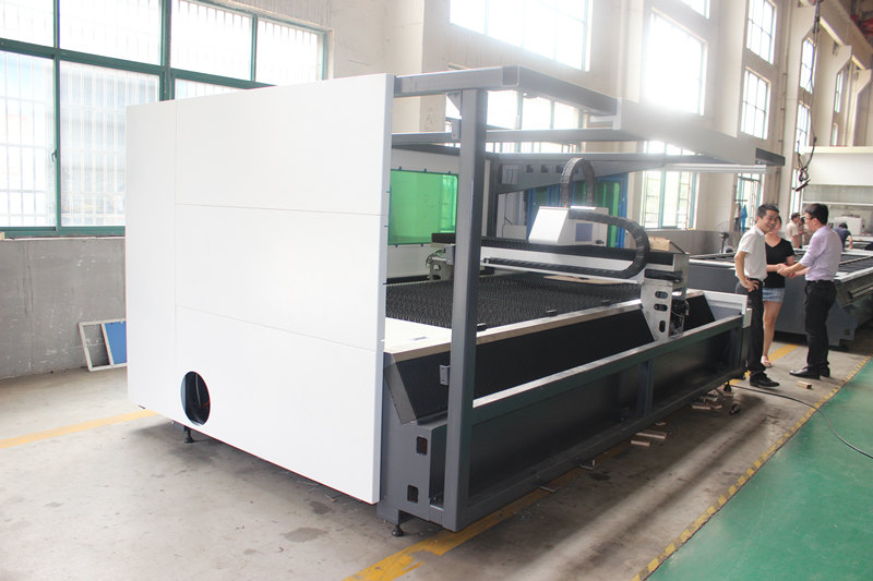 IPG 700w lokšņu metāla lāzera griešanas mašīna Ķīnas ražotājs
