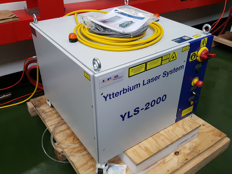 Lāzera IPG YLS-2000 vatu lāzera avots 2kw pieauguma lāzera griezējam